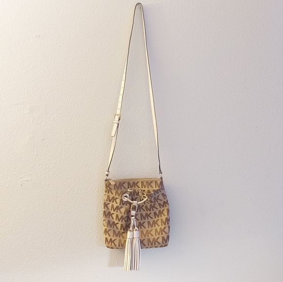 Michael Kors Camden Tassel Drawstring Crossbody Signature Jacquard Leath… - Picture 4 of 11